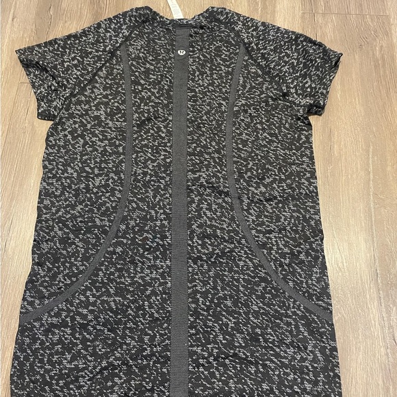 Lululemon size 8 rare black design never worn - Picture 3 of 4